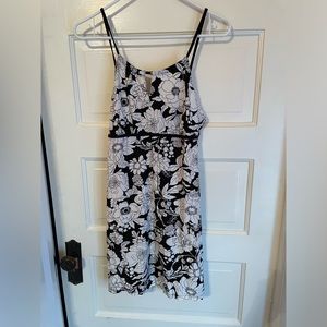 Gilligan & O’Malley black & white floral nightgown - medium euc